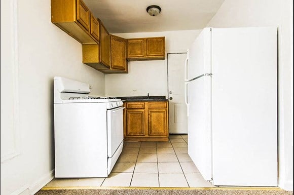 Kitchen of 1615 W 77th St Apartments in Chicago